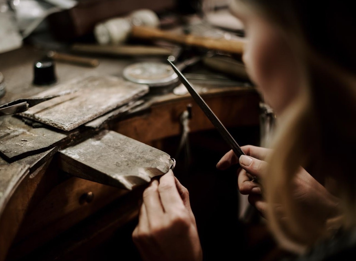 Fabrication artisanale d’un bijou dans l’atelier Kador
